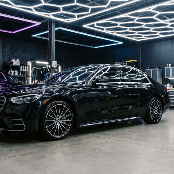 Fertig aufbereitete dunkle Limousine in der Halle von BLITZ BOX Leipzig